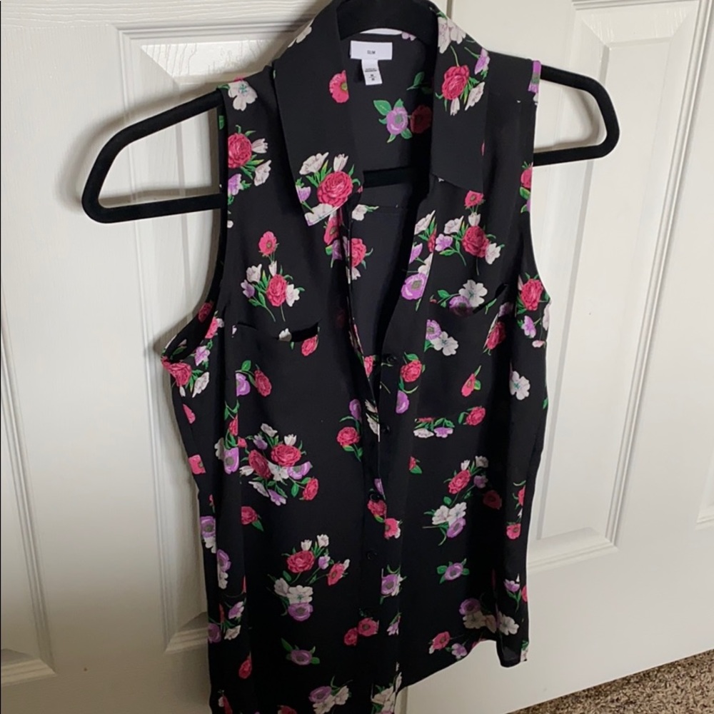 Casual sleeveless button down blouse